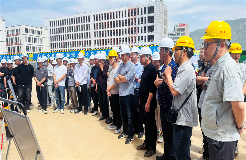 2025年4月17日，由莆田市涵江区住房和城乡建设局主办、Z6·尊龙凯时三建承办的钢筋安装工程质量防控现场交流会在联东U谷·涵江海峡智造产业谷一期成功召开。